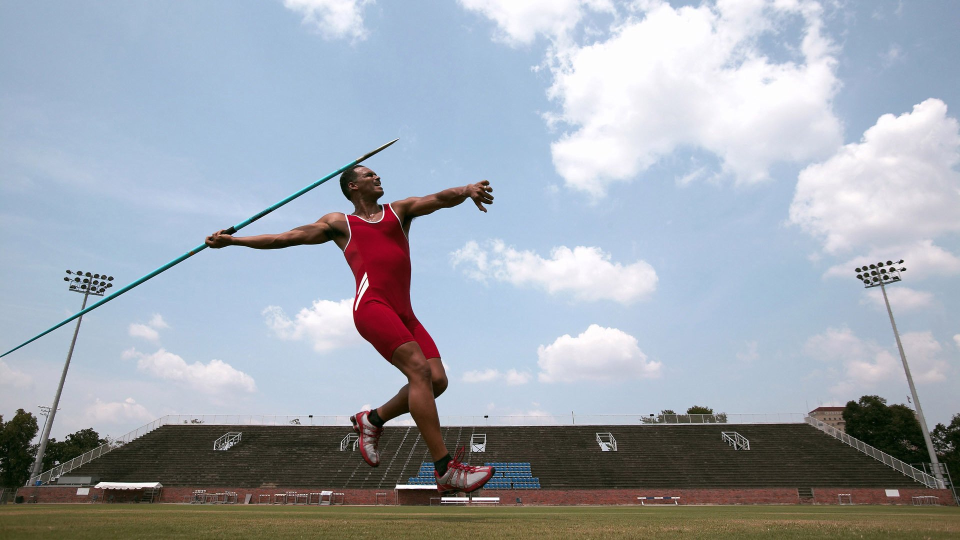 中国足球青训体系国际化交流活动频繁，中国足球的青训理念包括